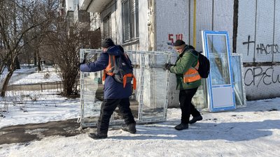 У Полтаву привезли віконні конструкції для заміни у будинках, пошкоджених під час обстрілу 1 лютого У Полтаву привезли віконні конструкції для заміни у будинках, пошкоджених під час обстрілу 1 лютого