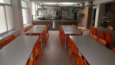 "Школа гарна, є місця для відпочинку": у Чернігові пройшов 1-й дзвоник у гімназії №13, яку відновили після бомбардувань "Школа гарна, є місця для відпочинку": у Чернігові пройшов 1-й дзвоник у гімназії №13, яку відновили після бомбардувань