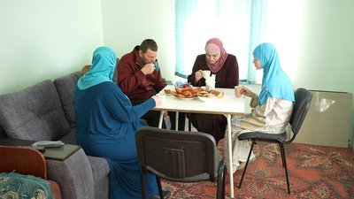 Родина Вєлішаєвих снідає за столом Родина Вєлішаєвих снідає за столом