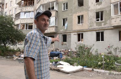 У Луцьку сусіди і небайдужі допомагають розбирати зруйнований внаслідок атаки РФ будинок У Луцьку сусіди і небайдужі допомагають розбирати зруйнований внаслідок атаки РФ будинок
