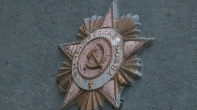 Скандал через серп і молот: чому в селі на Черкащині не декомунізували стелу Скандал через серп і молот: чому в селі на Черкащині не декомунізували стелу