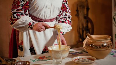 "Кулінарний спадок": як на Рівненщині готують східні млинці з оселедцем