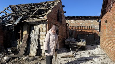 Олена Невинна оглядає зруйноване домогосподарство у Богодухові російським дроном Олена Невинна оглядає зруйноване домогосподарство у Богодухові російським дроном