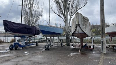 У Миколаєві яхтсмени готуються до спуску на воду У Миколаєві яхтсмени готуються до спуску на воду