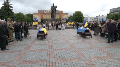 З військовими Володимиром Примаком та Олександром Войдилом у Рівному З військовими Володимиром Примаком та Олександром Войдилом у Рівному