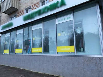 У Рівному поліцейські розшукують чоловіка, який розбив вітрини трьох закладів У Рівному поліцейські розшукують чоловіка, який розбив вітрини трьох закладів