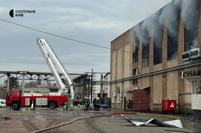 У Києві через дронову атаку горіли продовольчі склади У Києві через дронову атаку горіли продовольчі склади