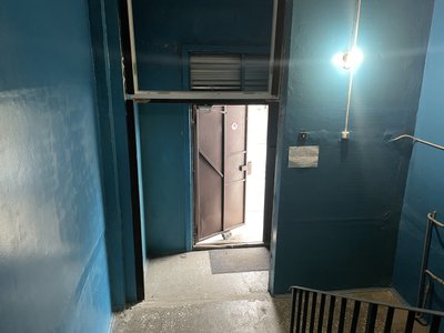 У квартирах зруйнованого ракетою будинку у Полтаві мокрі стіни: чому не відновлюють будівлю У квартирах зруйнованого ракетою будинку у Полтаві мокрі стіни: чому не відновлюють будівлю