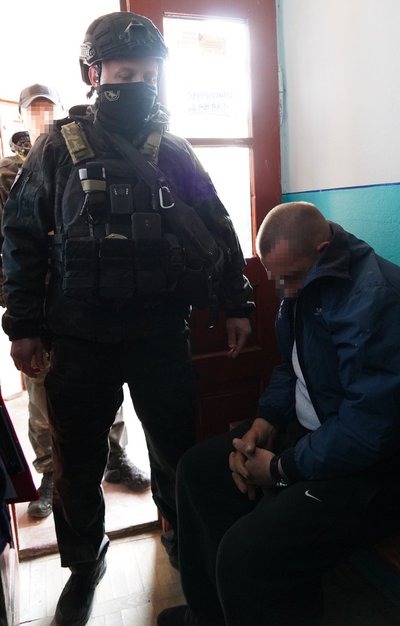 Стріляв з вікна квартири: у Львові поліцейські затримали п'яного чоловіка Стріляв з вікна квартири: у Львові поліцейські затримали п'яного чоловіка