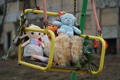 Ракетний удар по Кривому Рогу 4 квітня: що нині відбувається на місці атаки. Фоторепортаж