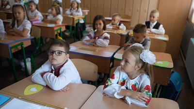 "Очікували два довгих роки": у Миколаєві 26 шкіл повернулися до очного навчання "Очікували два довгих роки": у Миколаєві 26 шкіл повернулися до очного навчання