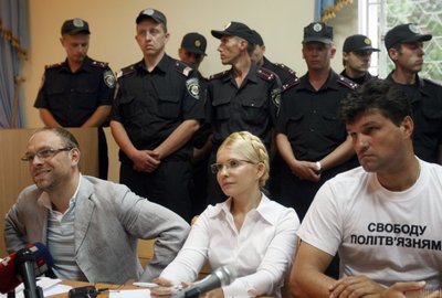 Зліва направо: адвокат Сергій Власенко, колишня прем'єрка і лідерка партії "Батьківщина" Юлія Тимошенко та її однопартієць Михайло Лівінський під час засідання Печерського суду у Києві, 25 червня 2011 року Зліва направо: адвокат Сергій Власенко, колишня прем'єрка і лідерка партії "Батьківщина" Юлія Тимошенко та її однопартієць Михайло Лівінський під час засідання Печерського суду у Києві, 25 червня 2011 року