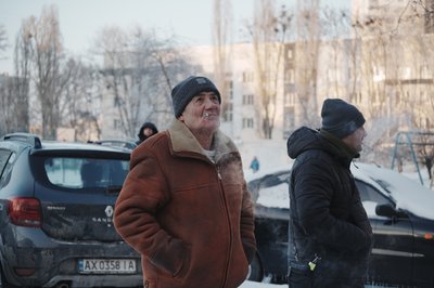 Чоловік біля місця влучання в Салтівському районі Харкова