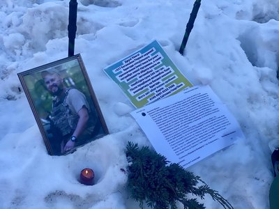 У Житомирі батько загиблого військового вийшов на пікет У Житомирі батько загиблого військового вийшов на пікет
