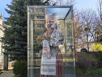У Житомирі планують оновити ляльку-мотанку біля Дому української культури У Житомирі планують оновити ляльку-мотанку біля Дому української культури