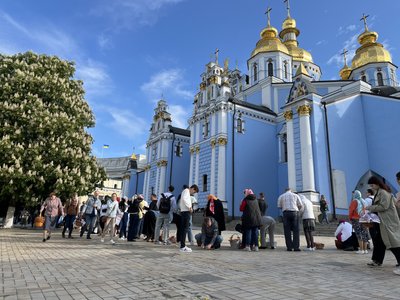 Великдень: кияни освячують паски Михайлівському соборі Великдень: кияни освячують паски Михайлівському соборі