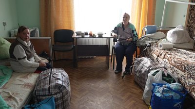 Люди, евакуйовані із прифронтових територій, в обласному пансіонаті для осіб з інвалідністю та людей літнього віку у Вінниці Люди, евакуйовані із прифронтових територій, в обласному пансіонаті для осіб з інвалідністю та людей літнього віку у Вінниці