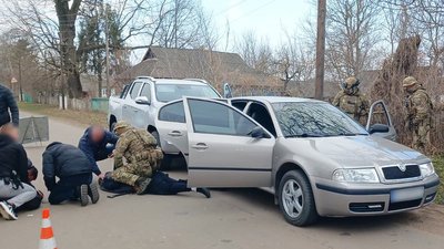 Затримання учасників схеми правоохоронцями Затримання учасників схеми правоохоронцями