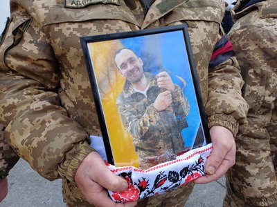 У Полтаві встановлять меморіальні дошки чотирьом полеглим захисникам У Полтаві встановлять меморіальні дошки чотирьом полеглим захисникам
