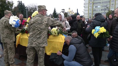 Із військовими Миколою Макаровим та Василем Бесарабчиком попрощалися у Рівному Із військовими Миколою Макаровим та Василем Бесарабчиком попрощалися у Рівному