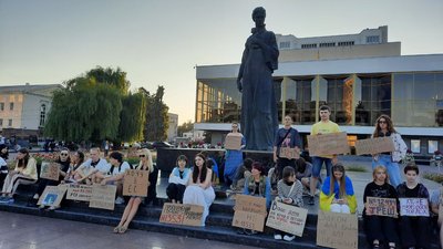 Лучани вийшли на акцію в підтримку незалежності НАБУ і САП Лучани вийшли на акцію в підтримку незалежності НАБУ і САП