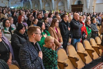 Як працюють театри Дніпра попри довготривалі відключення світла та повітряні тривоги Як працюють театри Дніпра попри довготривалі відключення світла та повітряні тривоги