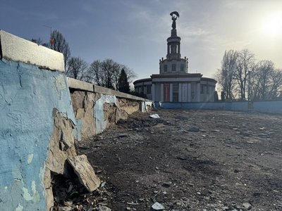 На ВДНГ відновили центральний басейн, що стояв закинутим десятиліттями На ВДНГ відновили центральний басейн, що стояв закинутим десятиліттями