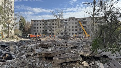 «Рятувальники побачили – рука стирчить»: що розповіли місцеві про ракетний обстріл Кременчука «Рятувальники побачили – рука стирчить»: що розповіли місцеві про ракетний обстріл Кременчука