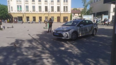 В центрі Житомира вантажівка проломила плити на пішохідному фонтані: що сталося