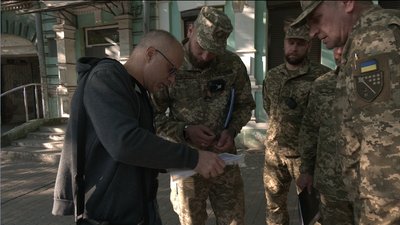 "Ти викладався для захисту людей, які зараз негативно до тебе ставляться". Як працюють у Дніпрі представники ТЦК "Ти викладався для захисту людей, які зараз негативно до тебе ставляться". Як працюють у Дніпрі представники ТЦК