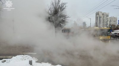 На Деміївці в Києві прорвало тепломережу На Деміївці в Києві прорвало тепломережу