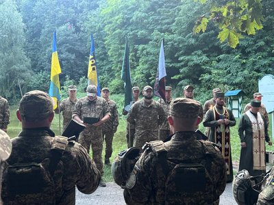«З ними буде Бог»: у Холодному Ярі на Черкащині нацгвардійці освятили зброю «З ними буде Бог»: у Холодному Ярі на Черкащині нацгвардійці освятили зброю