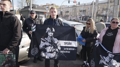 Треті роковини: у Вінниці вшанували пам’ять захисника Дениса "Трейна" Бабія Треті роковини: у Вінниці вшанували пам’ять захисника Дениса "Трейна" Бабія