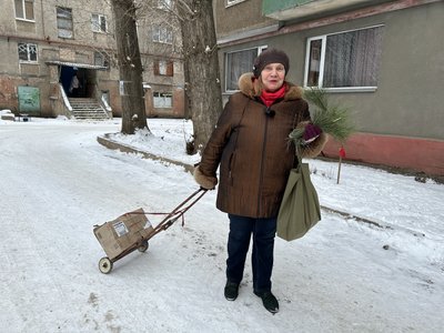 "Сьогодні стріляли так, що не до свята". Як люди у прифронтовій Дружківці готуються зустрічати новий рік "Сьогодні стріляли так, що не до свята". Як люди у прифронтовій Дружківці готуються зустрічати новий рік