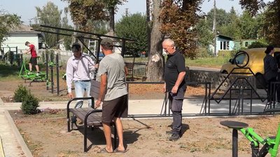 14 тренажерів, столики для шахів та армрестлінгу: у Сосниці на Чернігівщині встановили спортмайданчик 14 тренажерів, столики для шахів та армрестлінгу: у Сосниці на Чернігівщині встановили спортмайданчик