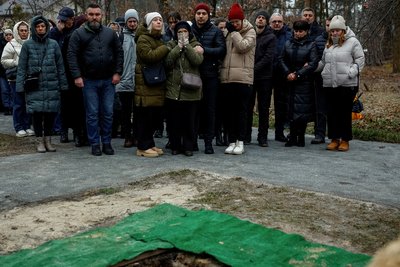 Похорон мера тимчасово окупованого Дніпрорудного Євгена Матвєєва на Київщині, тіло якого повернули під час обміну Похорон мера тимчасово окупованого Дніпрорудного Євгена Матвєєва на Київщині, тіло якого повернули під час обміну