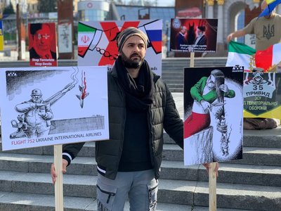 "Кров українців на ваших руках". У Києві іранська діаспора протестує проти участі Ірану в російсько-українській війні "Кров українців на ваших руках". У Києві іранська діаспора протестує проти участі Ірану в російсько-українській війні