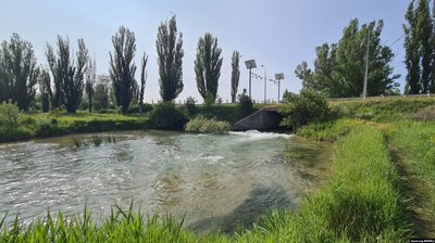 Qırımda yaz başından berli Biloğirsk suv havuzı kesen-kes qurup başladı