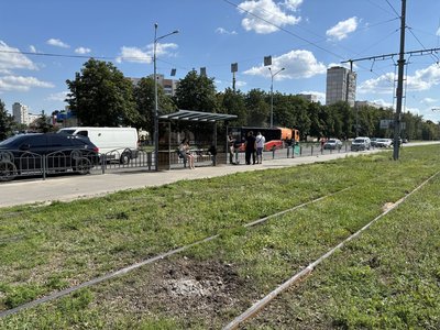 Наслідки падіння дрона біля зупинки у Харкові Наслідки падіння дрона біля зупинки у Харкові