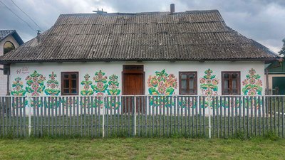 Хата в українському селі розписана в стилі самчиківського розпису Хата в українському селі розписана в стилі самчиківського розпису