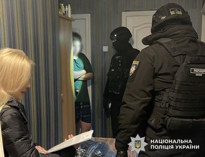 Обікрали інтернет-магазин на понад 700 тис. грн: на Київщині викрили міжрегіональну групу шахраїв Обікрали інтернет-магазин на понад 700 тис. грн: на Київщині викрили міжрегіональну групу шахраїв