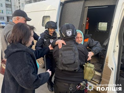 "Білі янголи" Сумщини евакуювали літніх жінок з прифронтового села