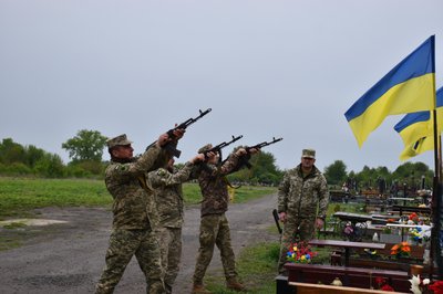 Поховали Олексія Волинця на Старокостянтинівському міському кладовищі
