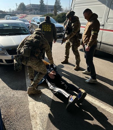 На Львівщині правоохоронці підозрюють двох чоловіків у незаконному переправленні осіб за кордон На Львівщині правоохоронці підозрюють двох чоловіків у незаконному переправленні осіб за кордон
