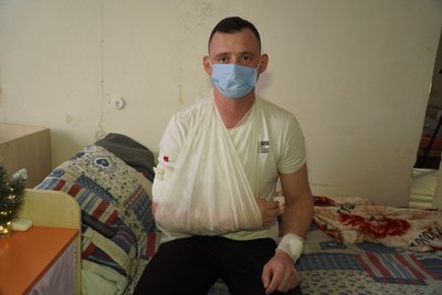 "Відчуваю уламок у руці". У Дніпрі лікується військовослужбовець Дмитро "Відчуваю уламок у руці". У Дніпрі лікується військовослужбовець Дмитро