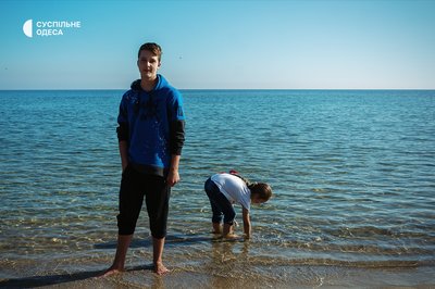 Пляжі Одеси в листопаді: люди ловлять рибу та купаються, попри міни й прохолоду. ФОТО Пляжі Одеси в листопаді: люди ловлять рибу та купаються, попри міни й прохолоду. ФОТО