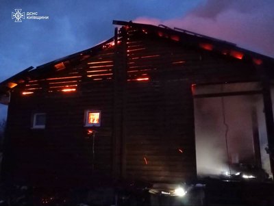 Пожежі і пошкоджені приватні будинки: наслідки атаки дронів РФ на Київщину Пожежі і пошкоджені приватні будинки: наслідки атаки дронів РФ на Київщину