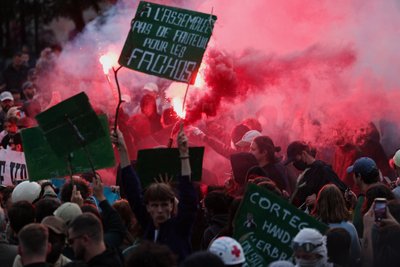 У Парижі тисячі людей святкують прихід на чолі лівих. В інших містах — арешти мітингувальників У Парижі тисячі людей святкують прихід на чолі лівих. В інших містах — арешти мітингувальників