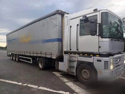 На Житомирщині правоохоронці зупинили автомобіль з нелегальною деревиною На Житомирщині правоохоронці зупинили автомобіль з нелегальною деревиною