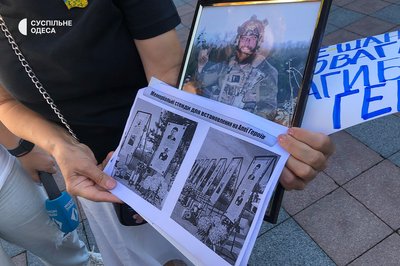 "Де алея героїв?": в Одесі родичі загиблих військових вийшли на акцію "Де алея героїв?": в Одесі родичі загиблих військових вийшли на акцію
